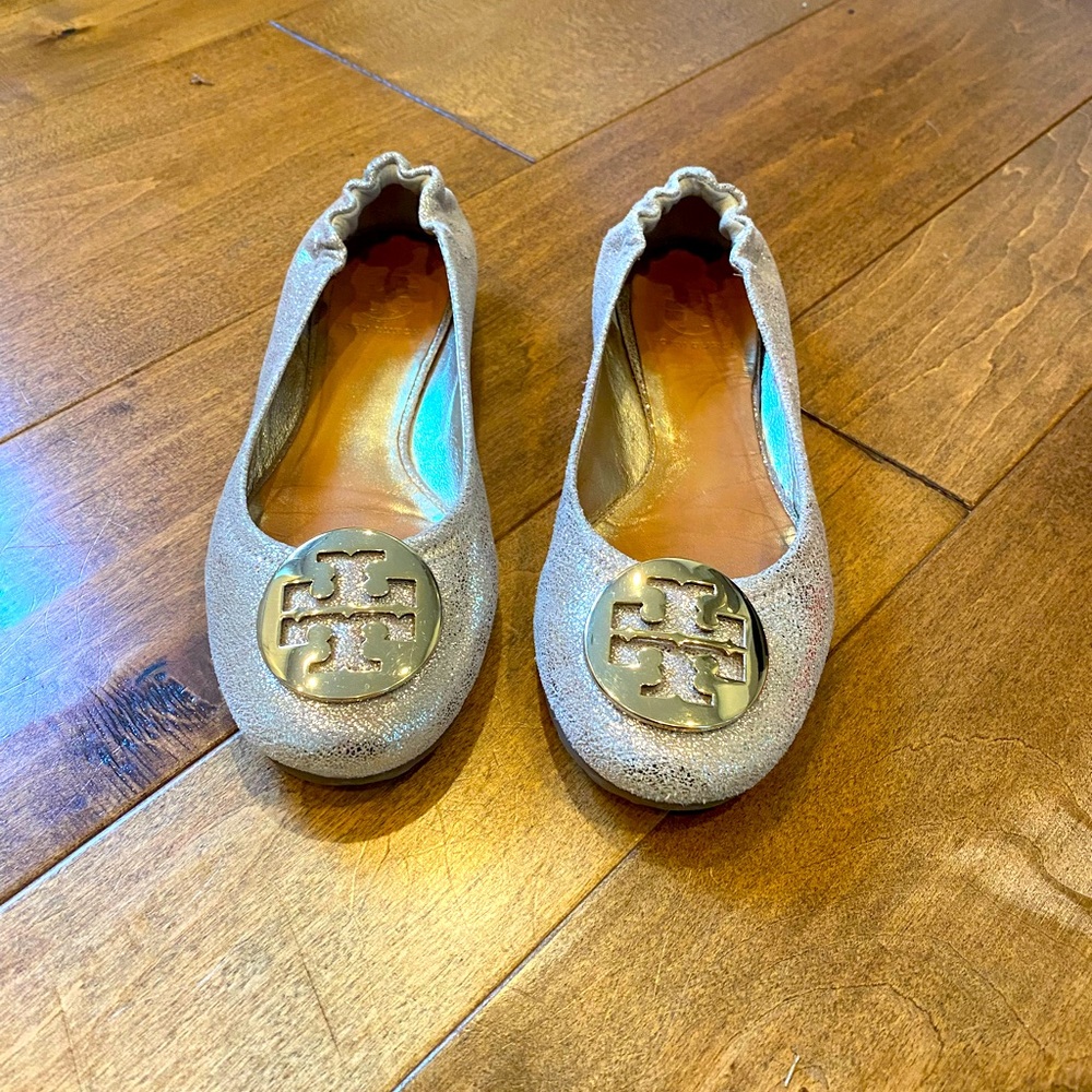 Tory Burch Reva Flat, Platinum/Gold, Size 7